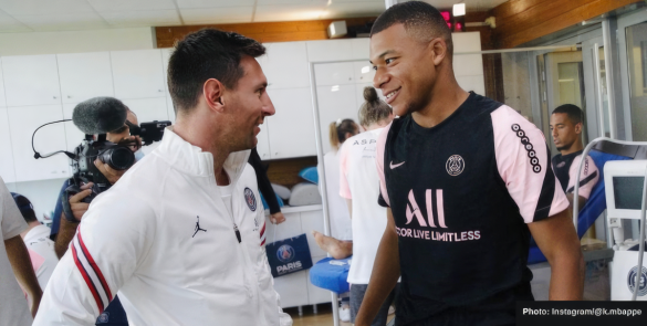A first look at Messi and Mbappe together in training