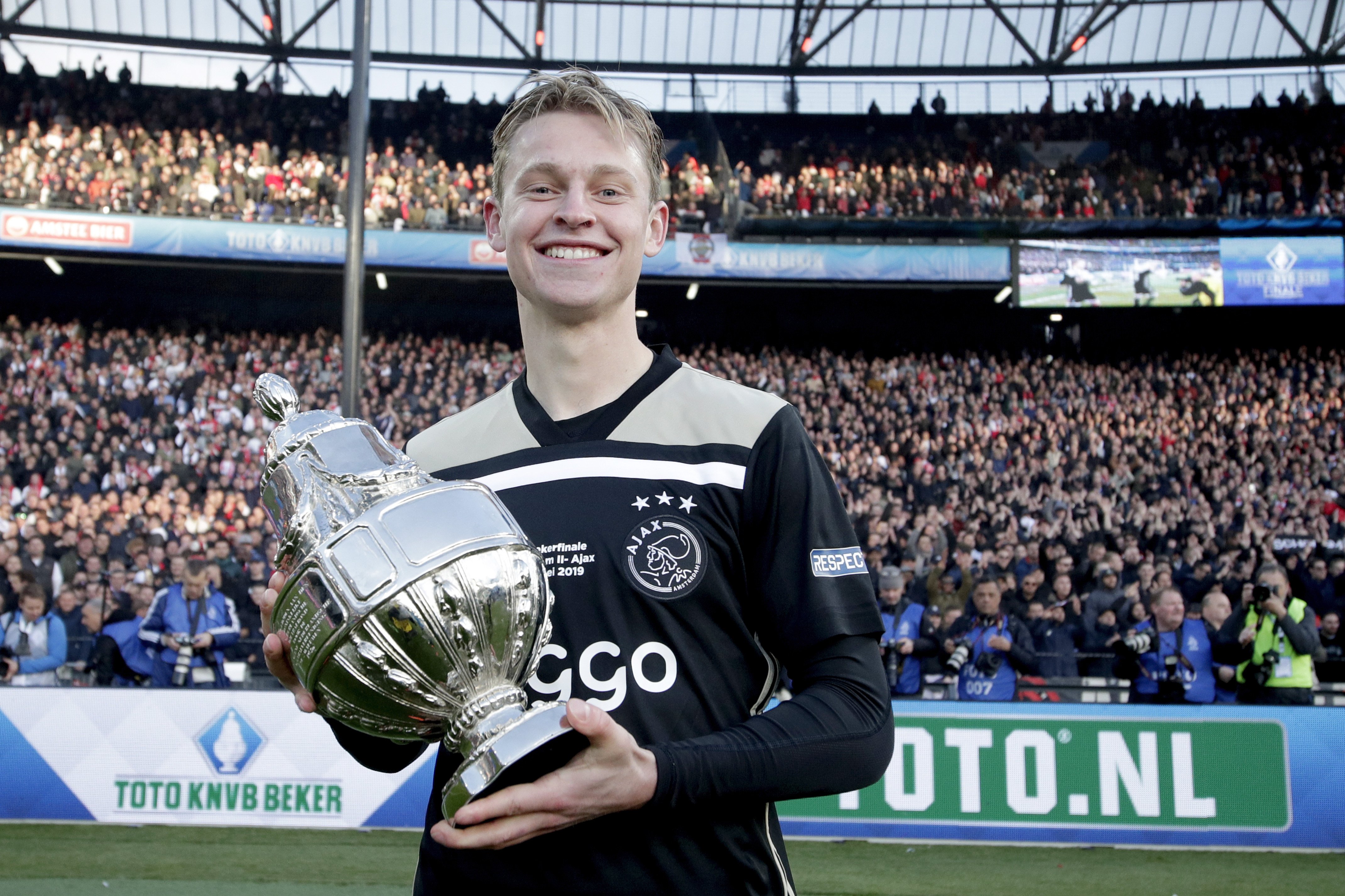 Ajax win their first trophy in 5 years, the first of a famous treble?