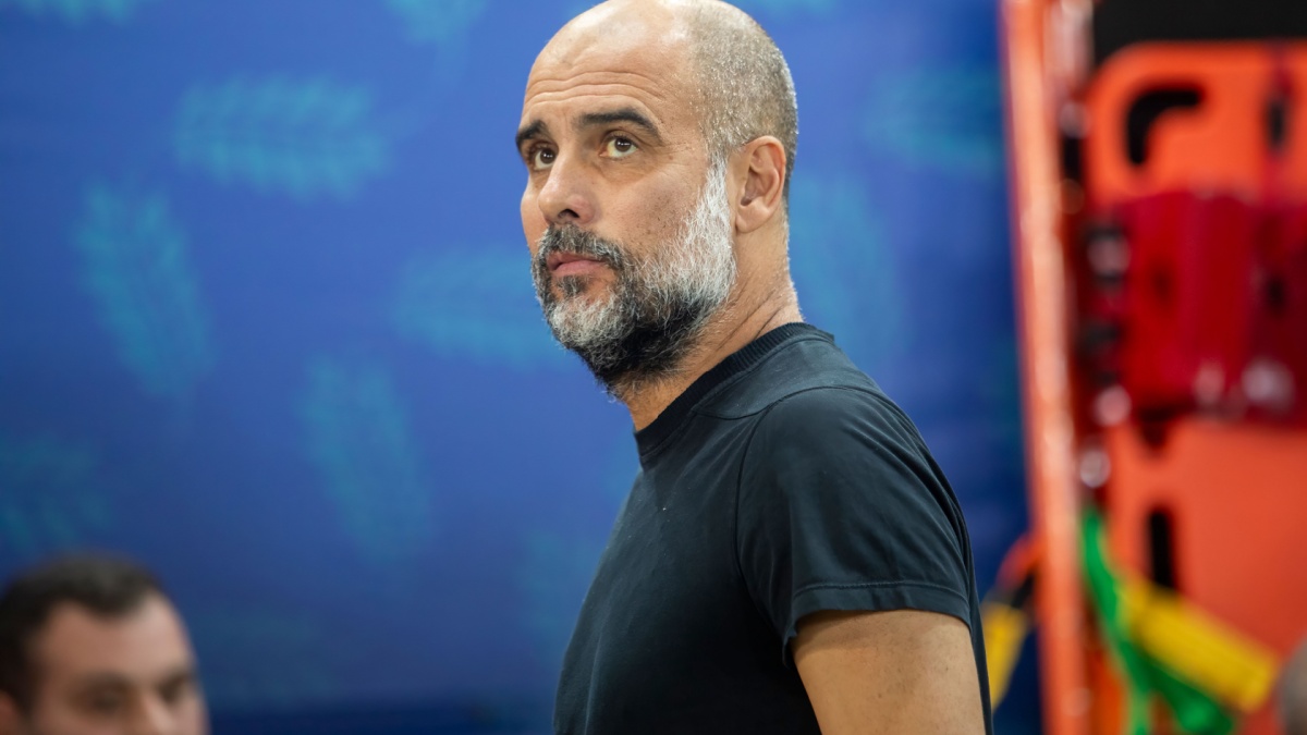 Guardiola’s furious advice exposes profit-driven autograph hunters, watch