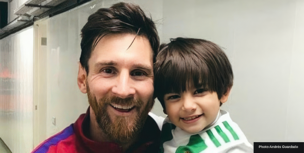 Watch: Throwback to when Andrés Guardado took son to meet Lionel Messi after a game