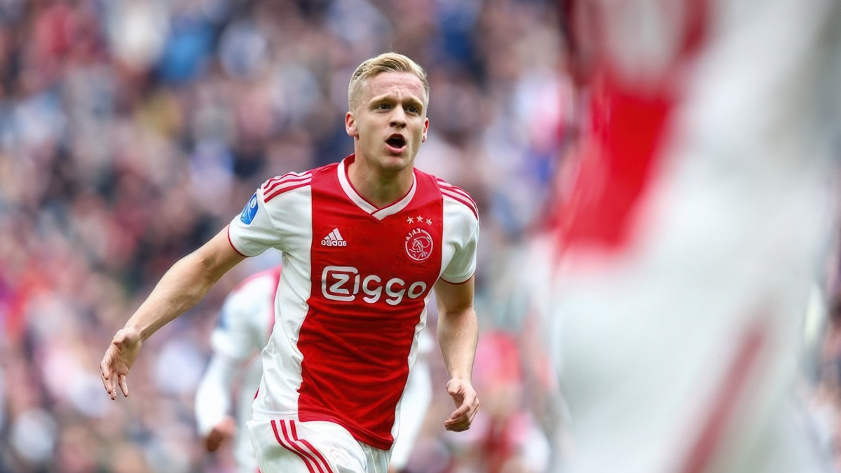 Donny van de Beek: Real Madrid are “fantastic” but could stay at Ajax