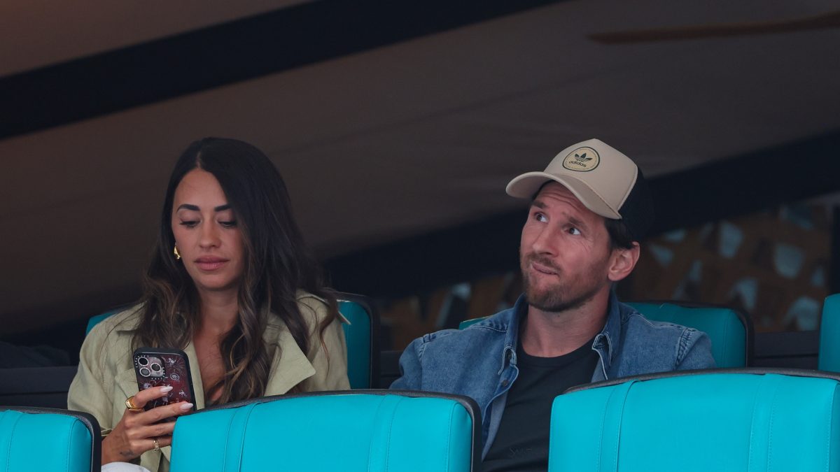 Coldplay crowd erupts as Messi appears on kiss cam in Miami